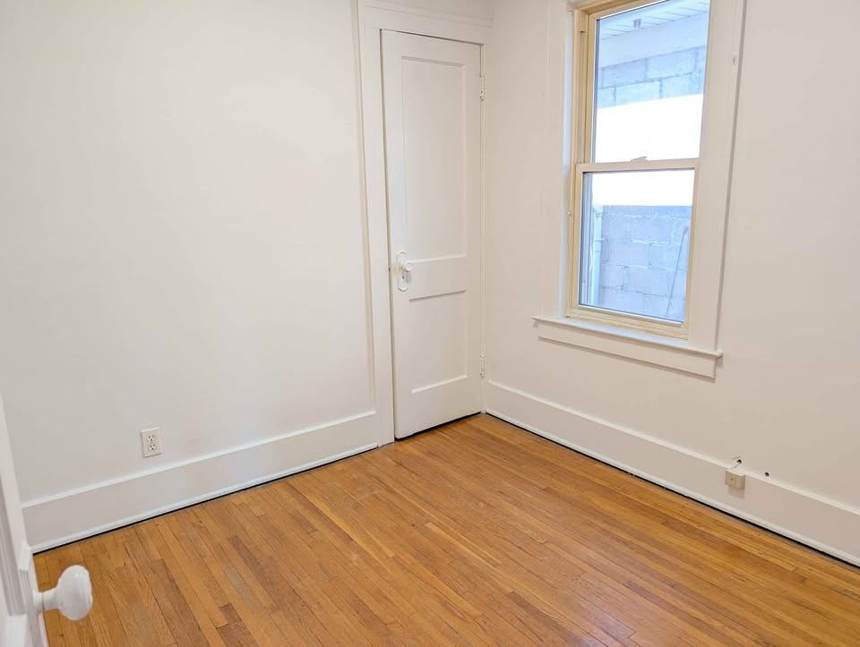 1095 Gladstone Ave #3 - Photo 3 of 14