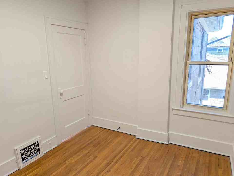 1095 Gladstone Ave #3 - Photo 5 of 14