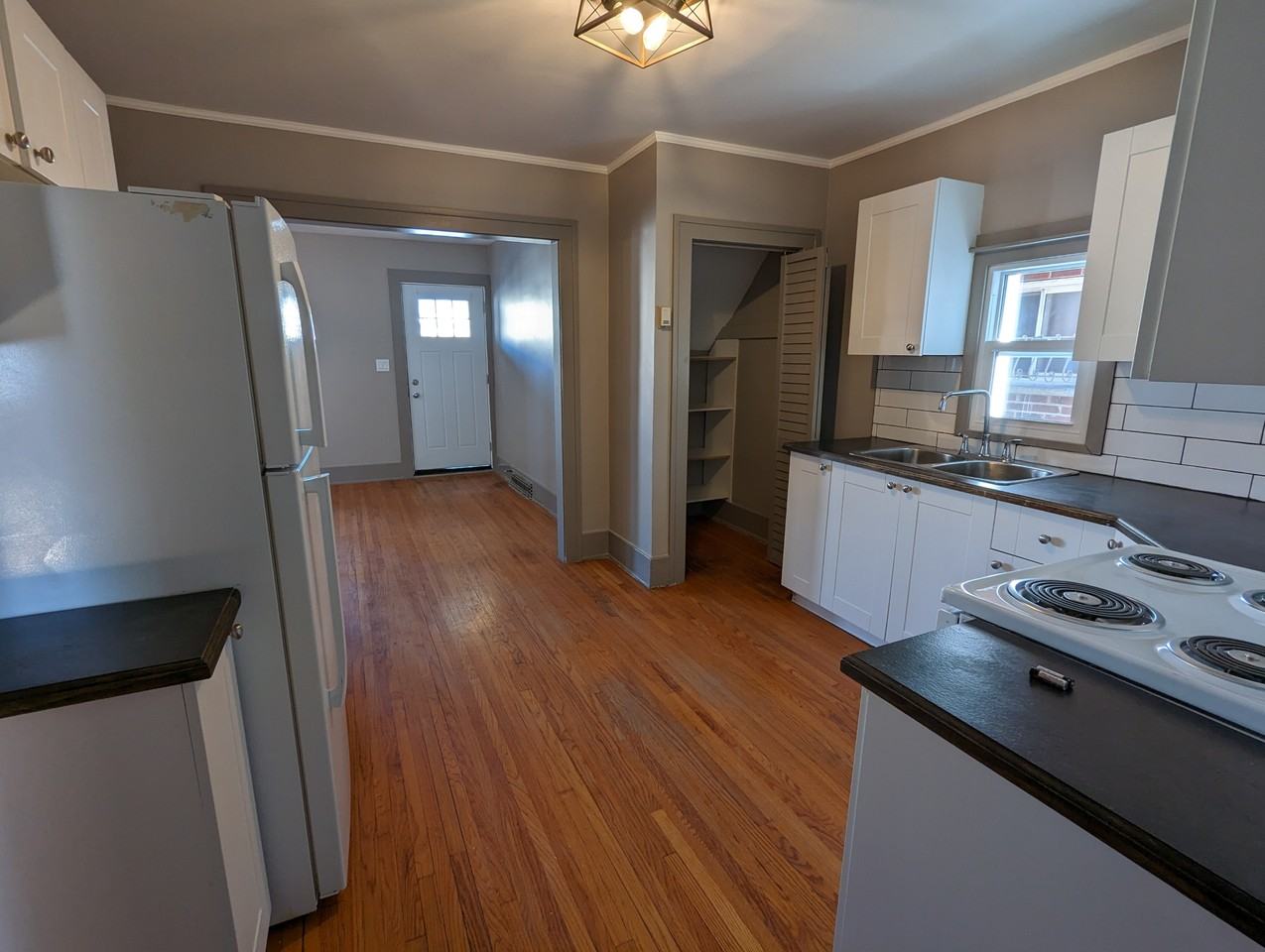 737 Cataraqui St #MAIN - Photo 6 of 15
