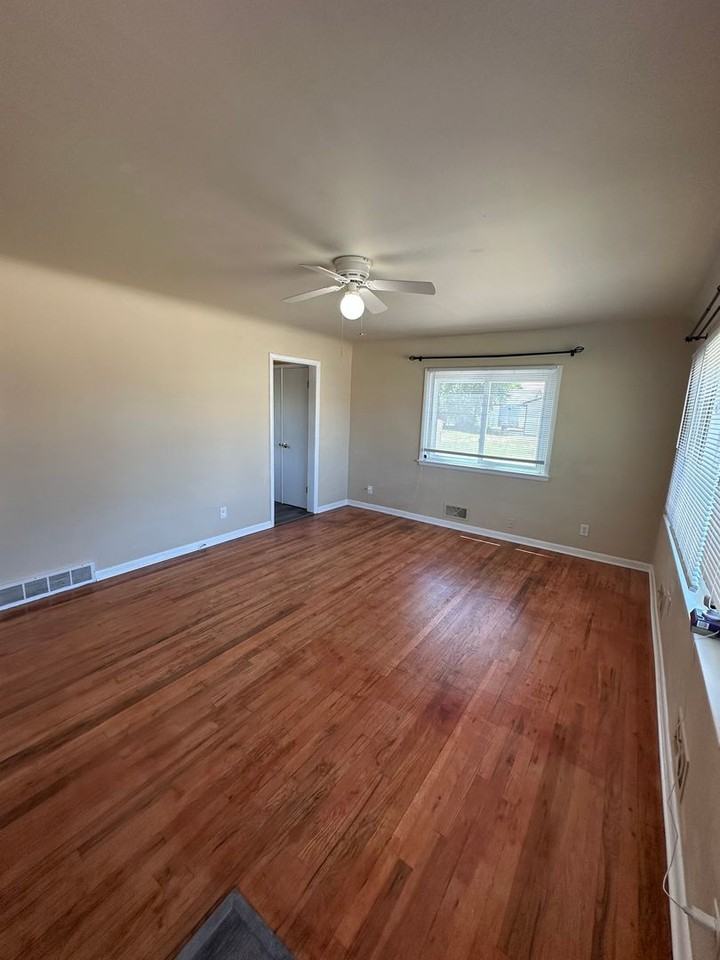 404 10th St - Photo 2 of 13