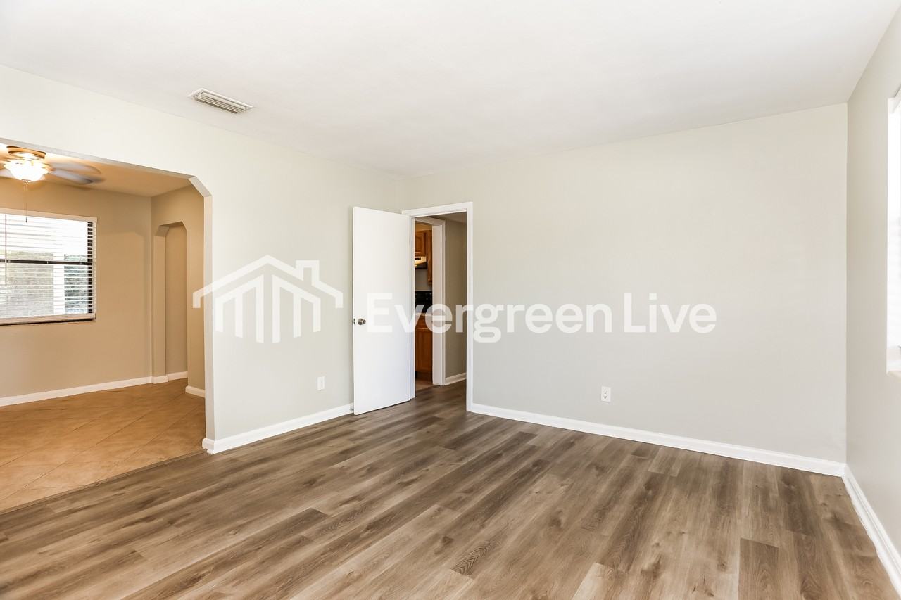 2342 Lake Lucina Dr E - Photo 3 of 15