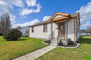 featured image of 2420 Fenelon St