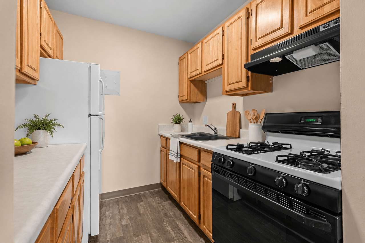 Six Trails Apartments - Photo 5 of 33