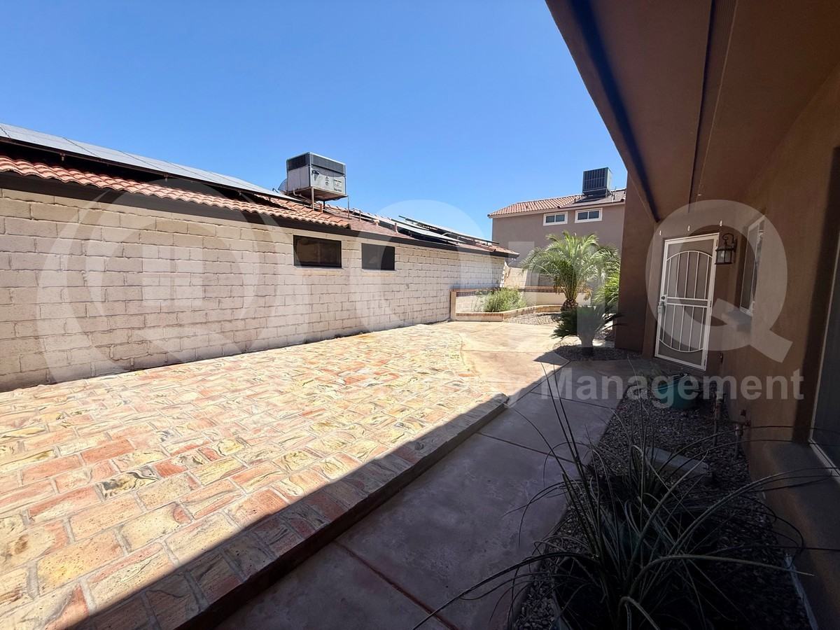 1959 N Blackstone Dr - Photo 2 of 32