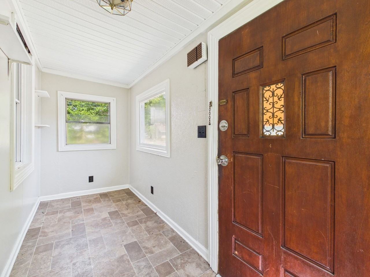 1002 Haskell St - Photo 3 of 29