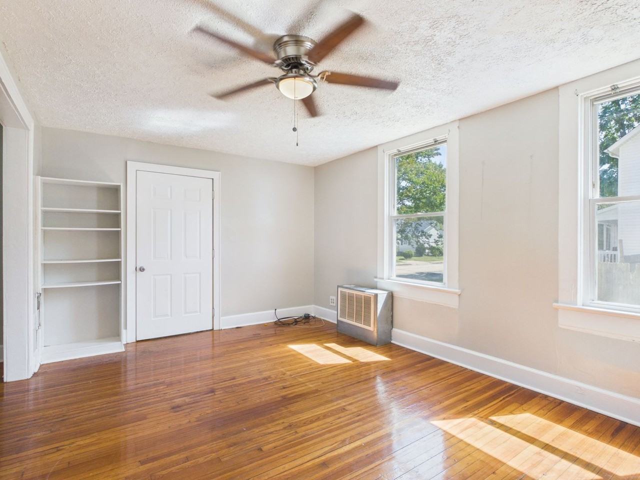 1002 Haskell St - Photo 5 of 29