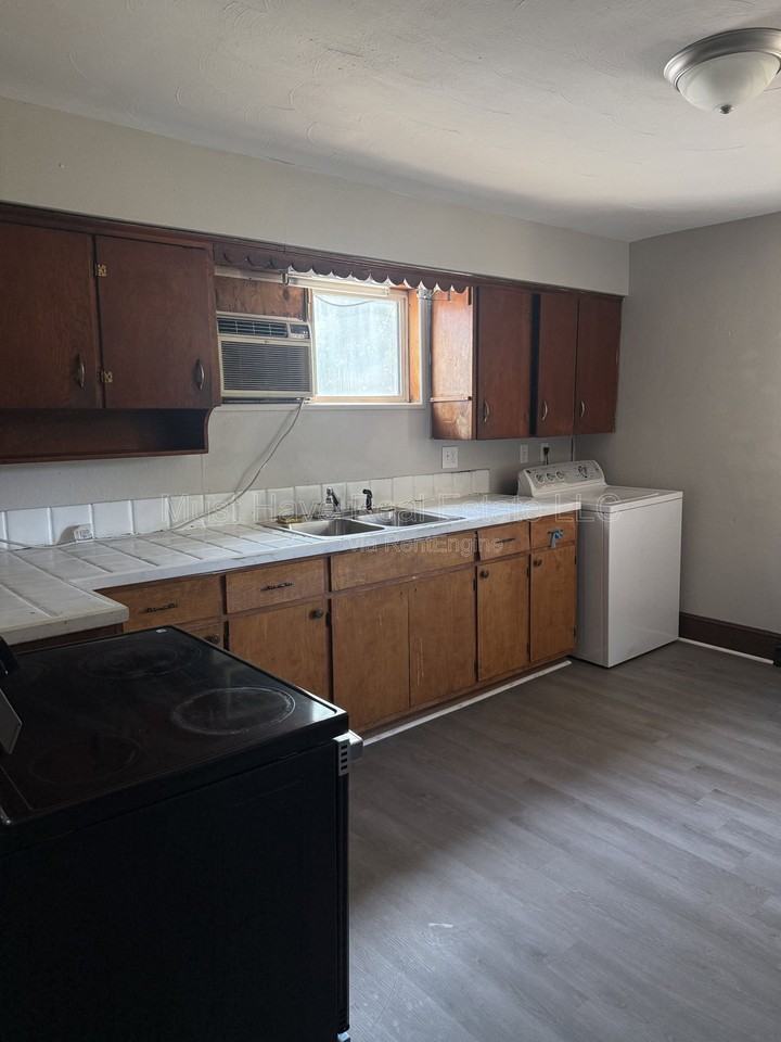 1255 22nd St Ne - Photo 3 of 8