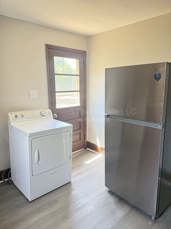 1255 22nd St Ne - Photo 4 of 8