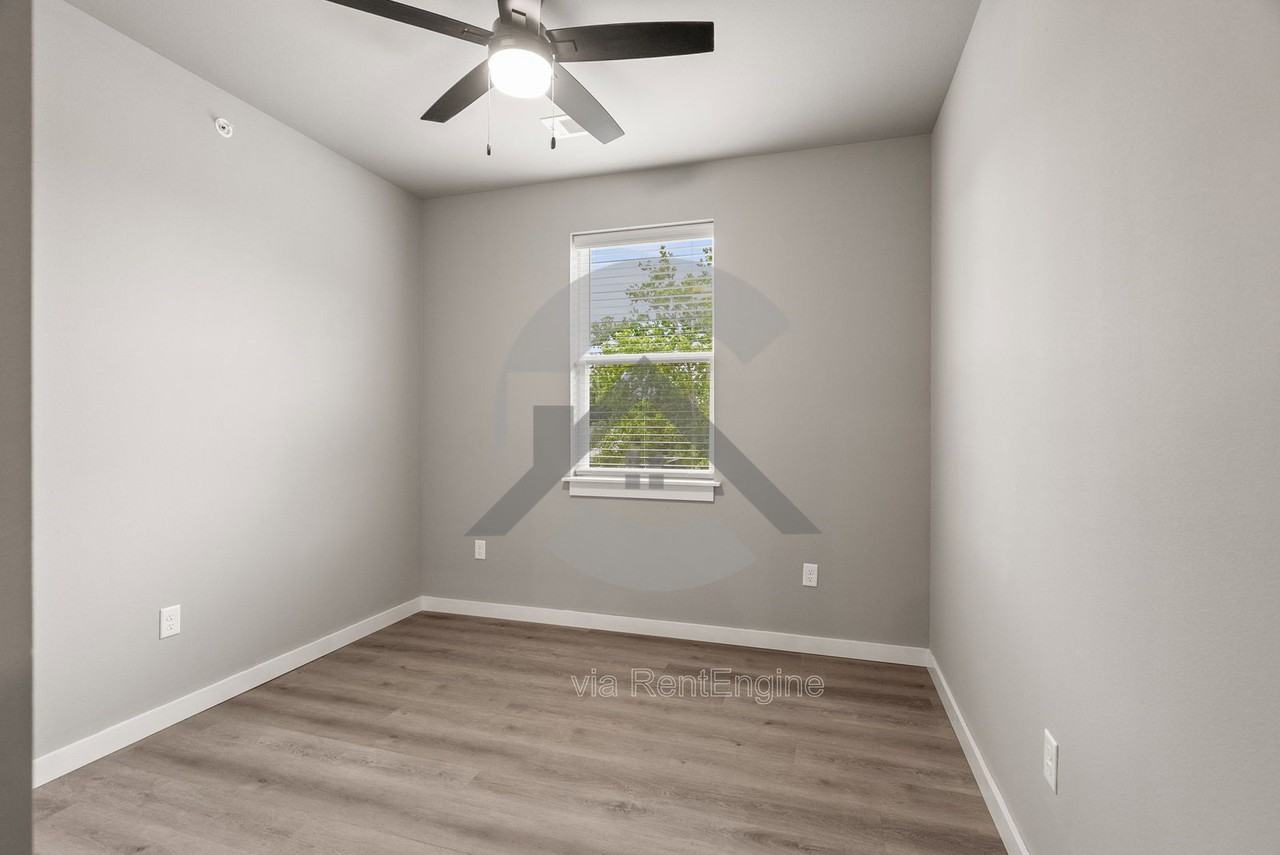 401 N Independence Ave #204 - Photo 6 of 11