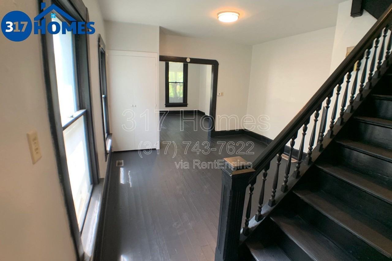 2111 S Garfield Dr - Photo 2 of 16