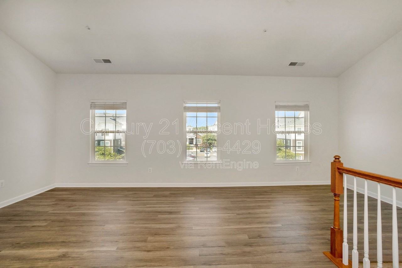 24676 Hutchinson Farm Dr - Photo 3 of 37