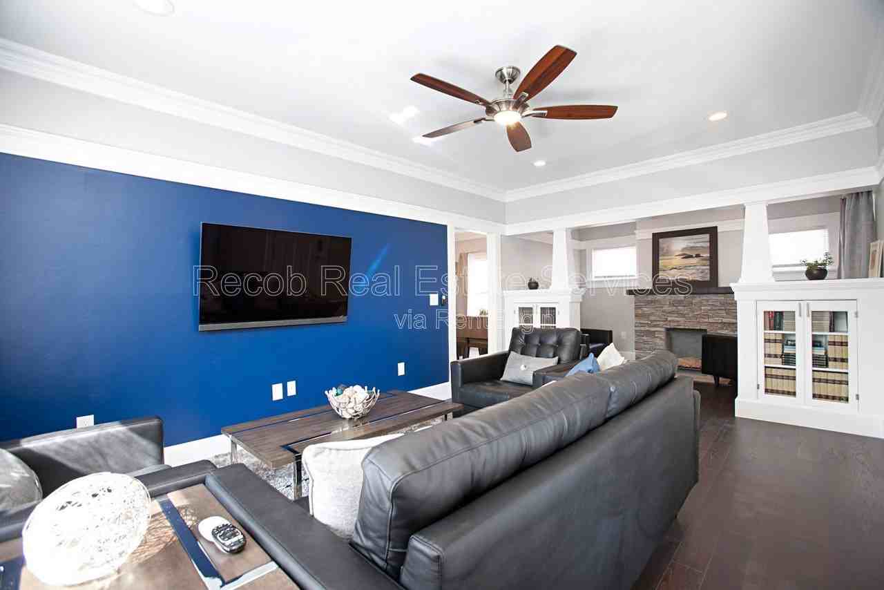 2984 E St - Photo 3 of 28
