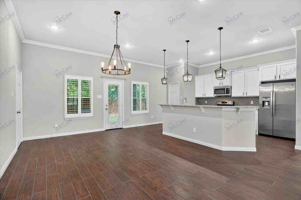 1310 Yale St - Photo 6 of 21