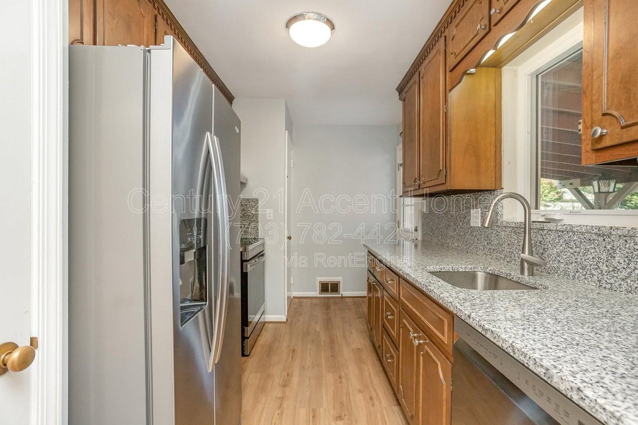 3233 Holly Hill Dr - Photo 4 of 35
