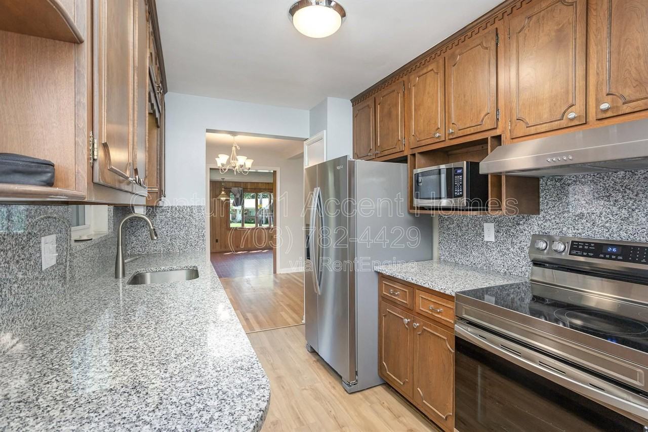 3233 Holly Hill Dr - Photo 5 of 35