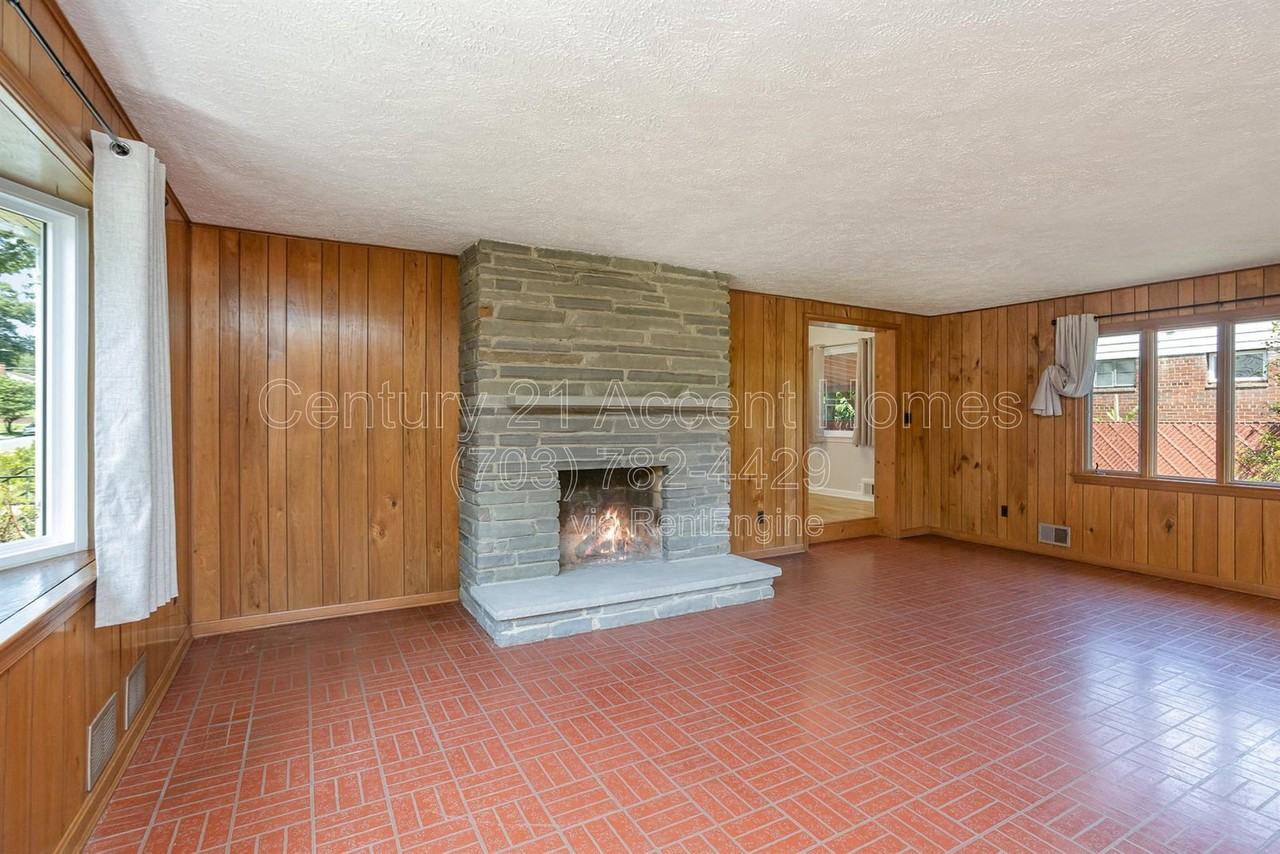 3233 Holly Hill Dr - Photo 7 of 35