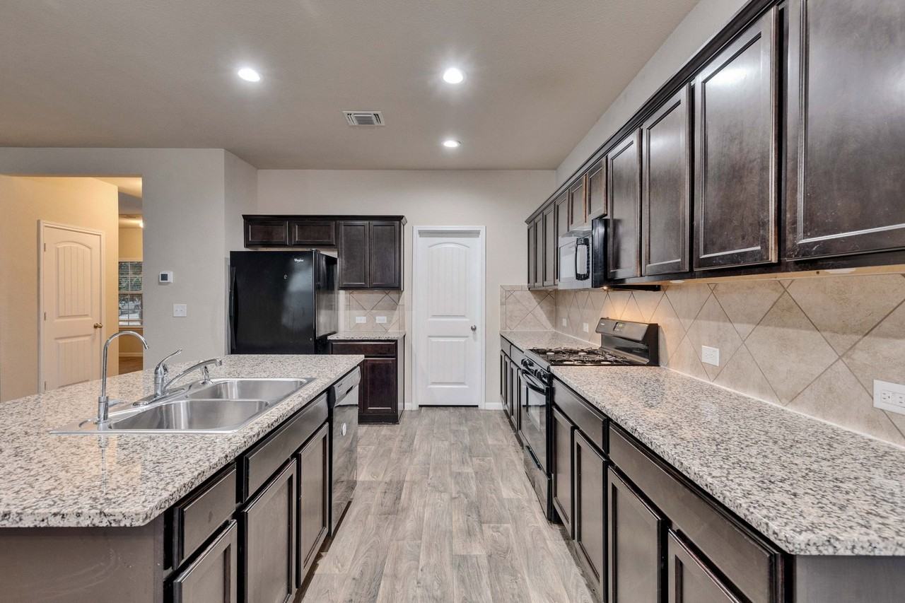 14910 Jolynn St - Photo 5 of 27