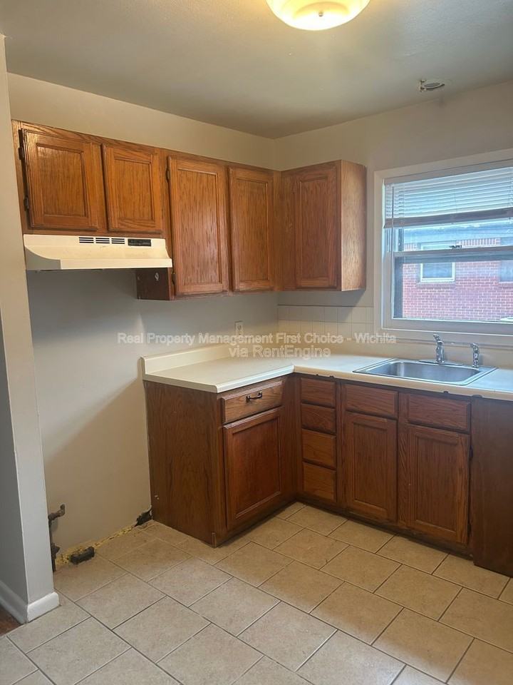 1650 S Mission Rd - Photo 5 of 13