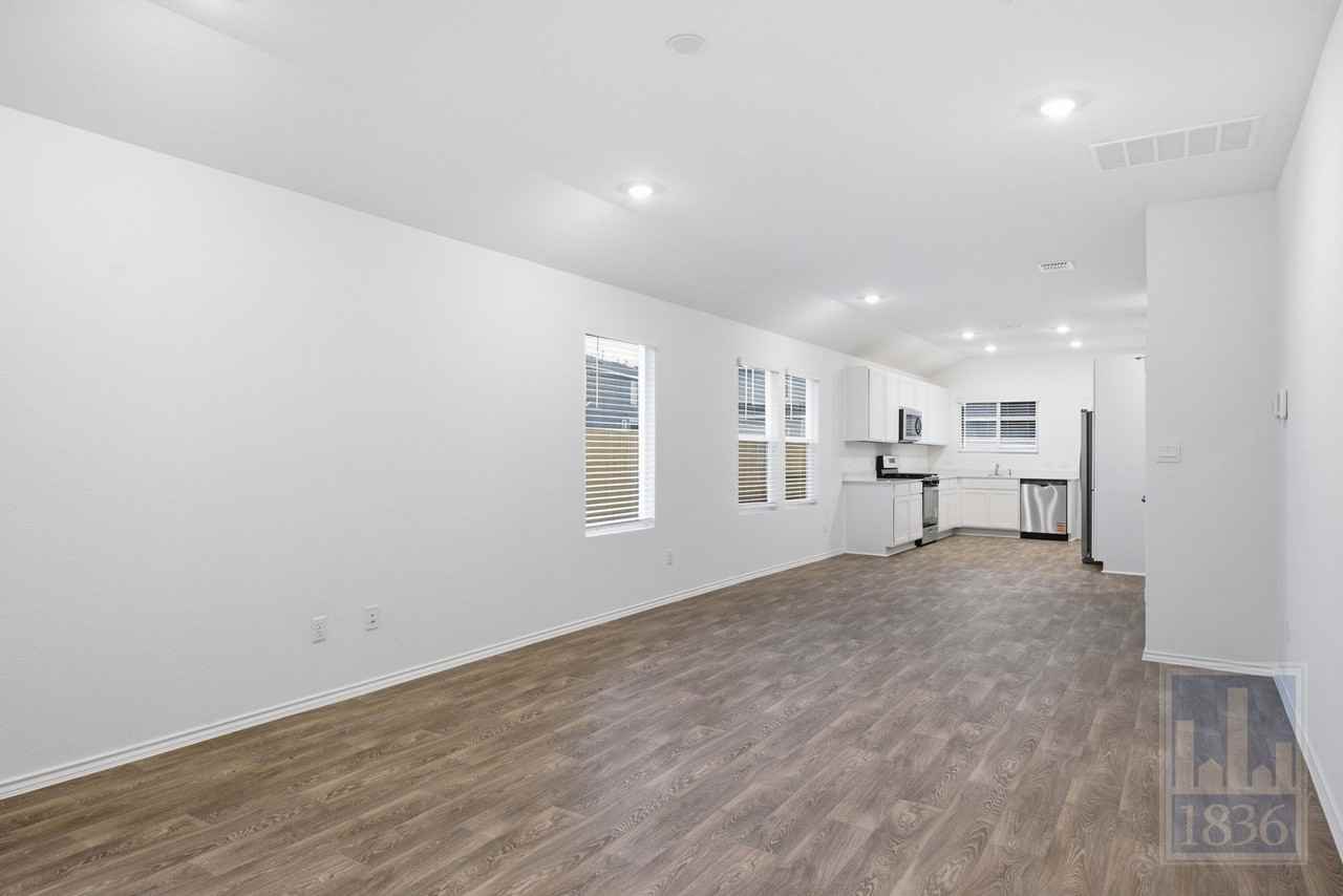 306 Constanza Trl - Photo 4 of 50