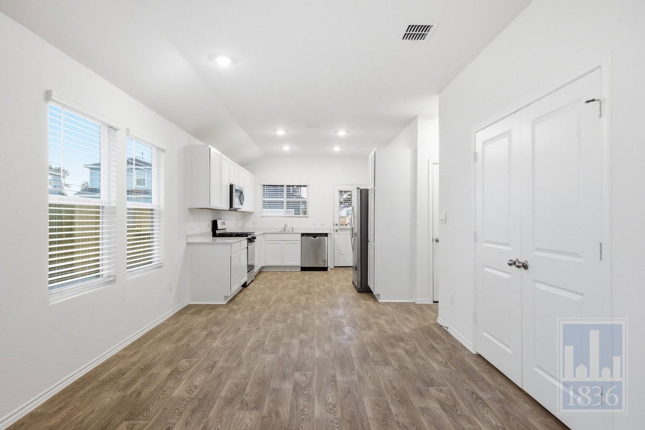 306 Constanza Trl - Photo 6 of 50