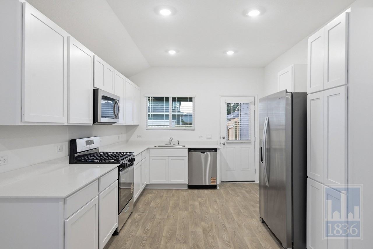 306 Constanza Trl - Photo 7 of 50