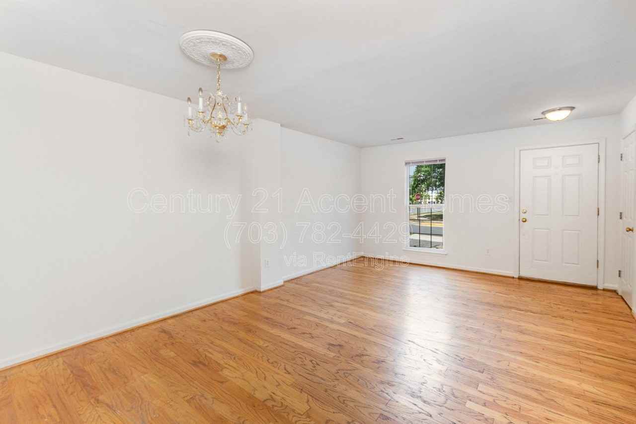 45425 Clarkes Crossing Sq - Photo 6 of 36