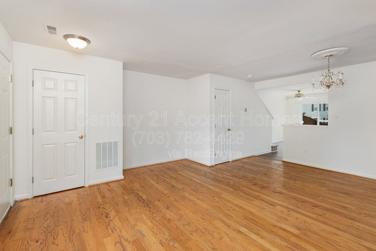 45425 Clarkes Crossing Sq - Photo 7 of 36