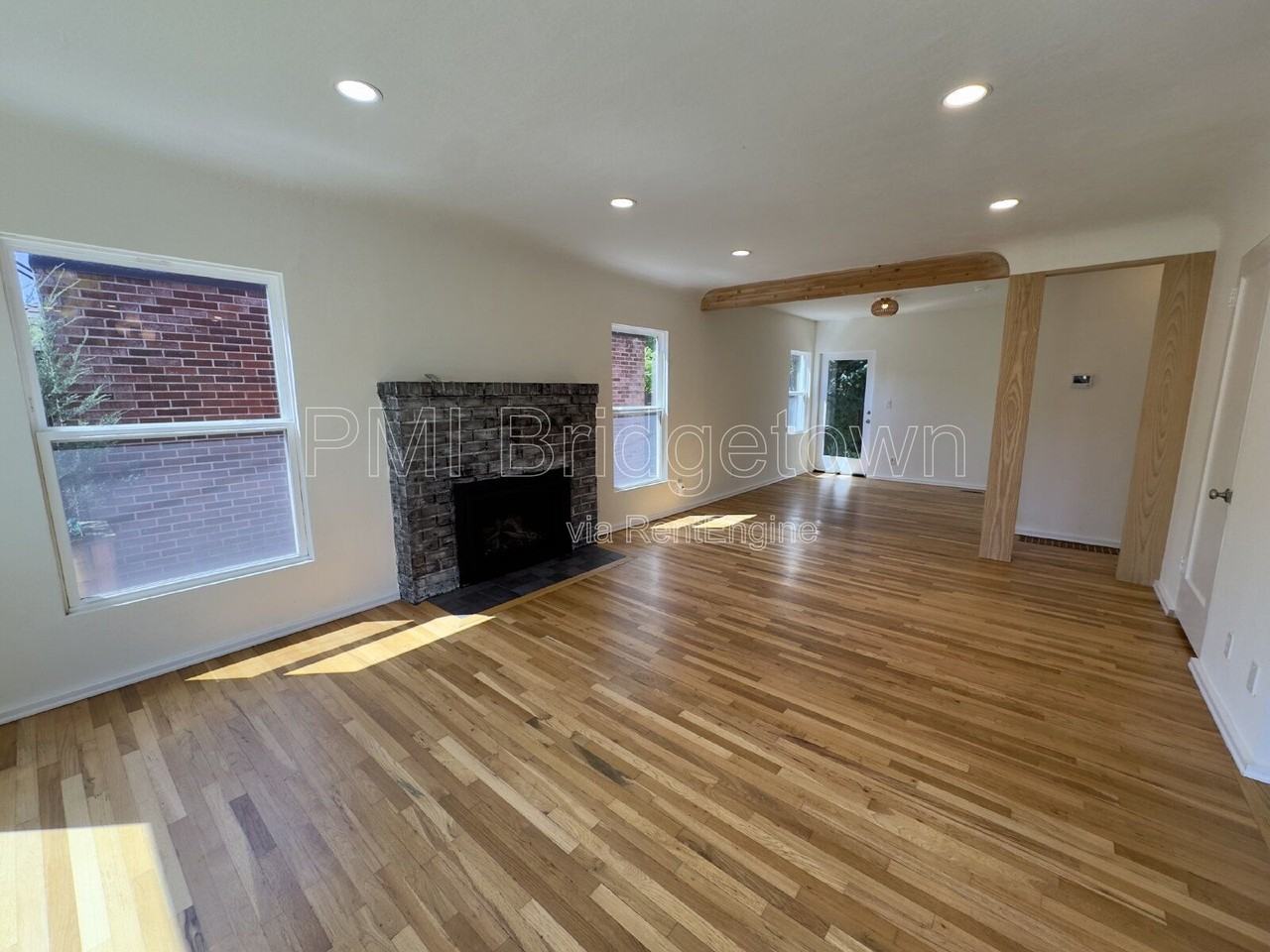 2315 Se 38th Ave - Photo 4 of 28