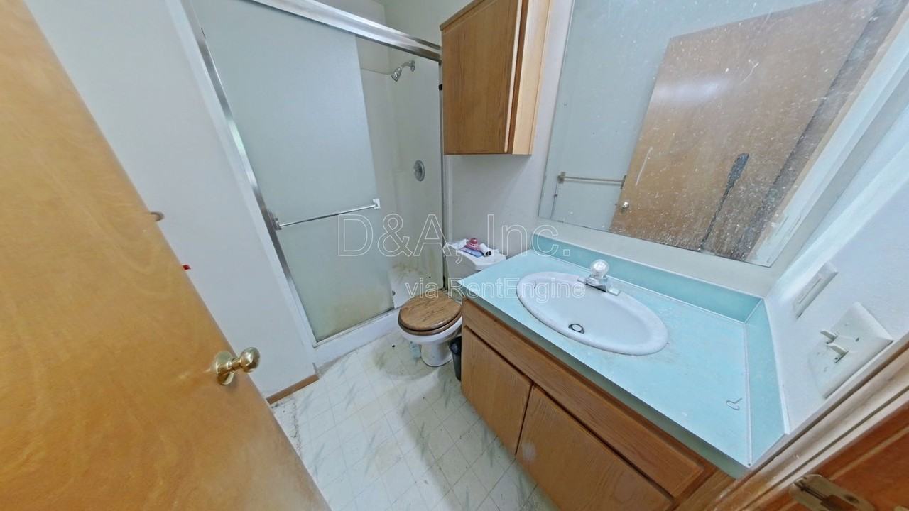 2260 Nw 25th St - Photo 5 of 8