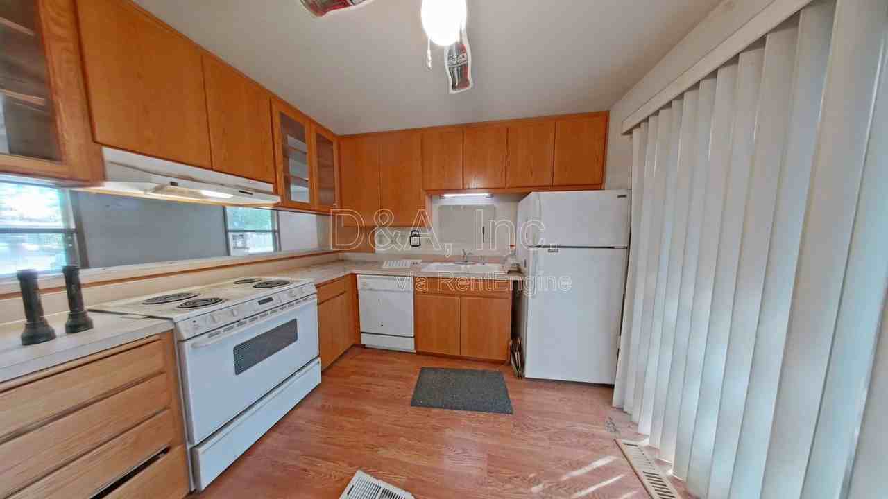 2260 Nw 25th St - Photo 6 of 8