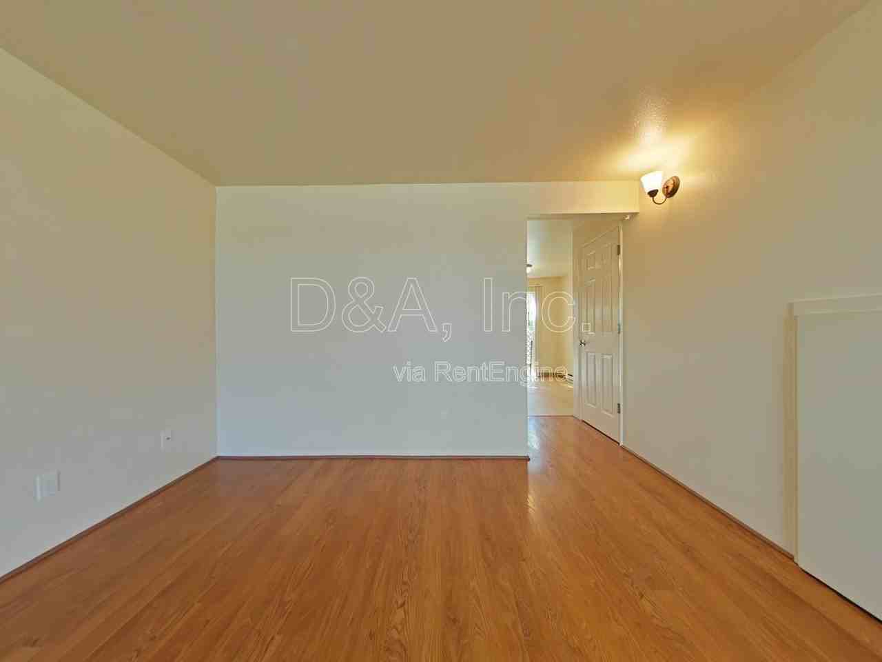 570 Nw Walnut Blvd - Photo 4 of 20
