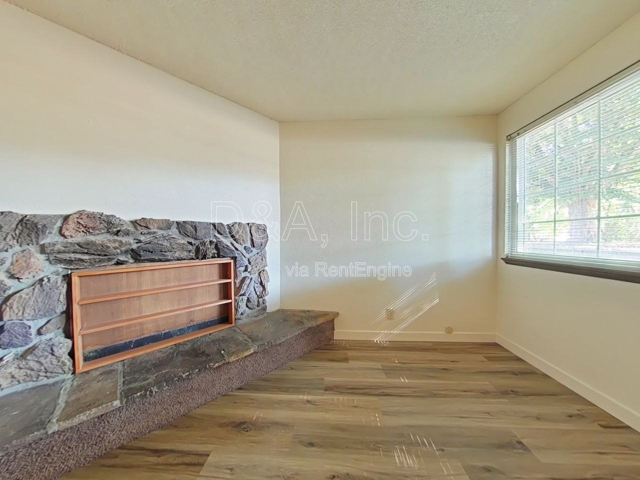 629 Se Lilly Ave - Photo 3 of 16