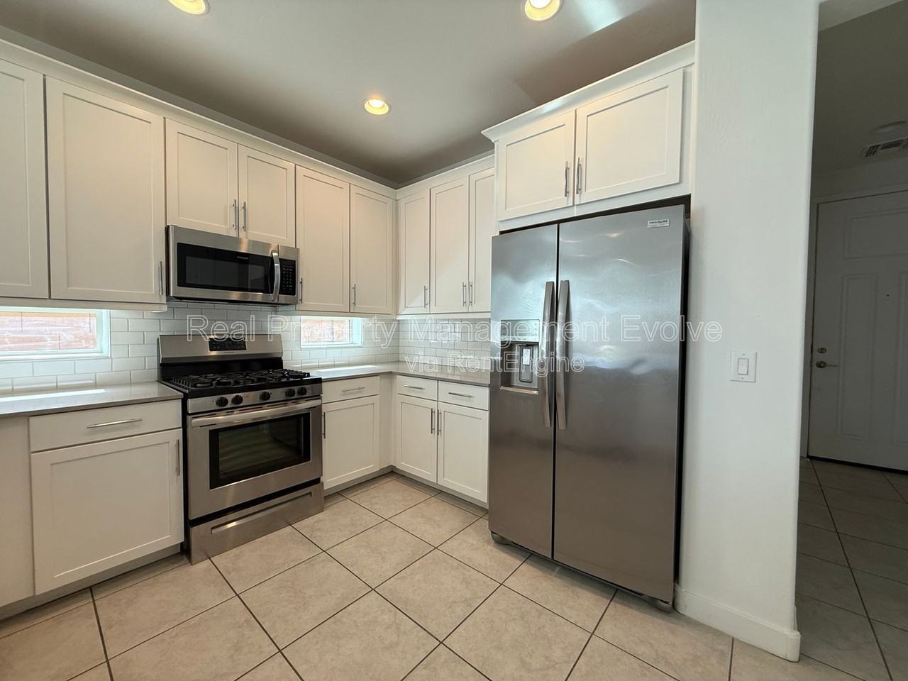 6324 W Warner St - Photo 5 of 34