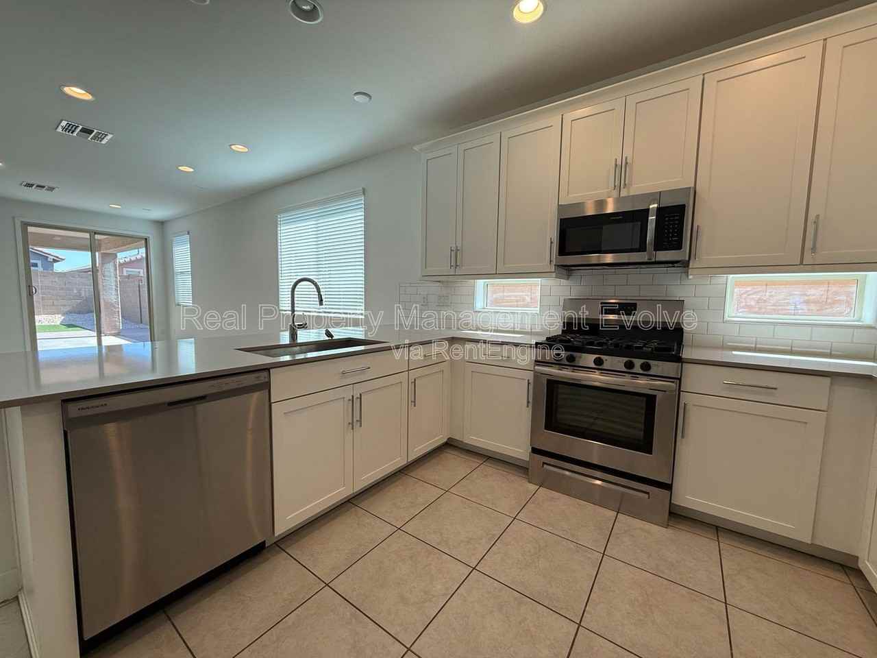 6324 W Warner St - Photo 6 of 34