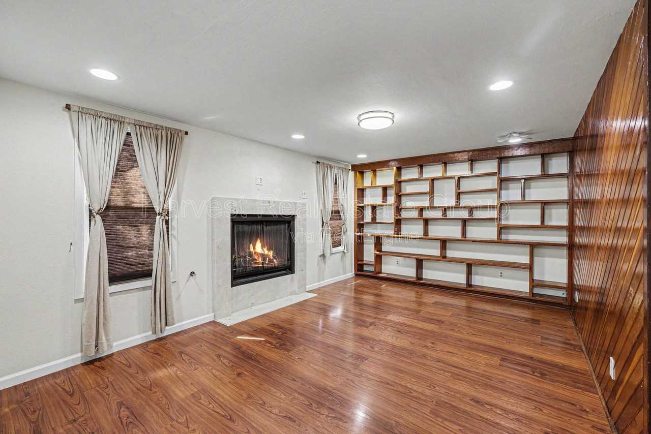1824 9th St - Photo 4 of 20