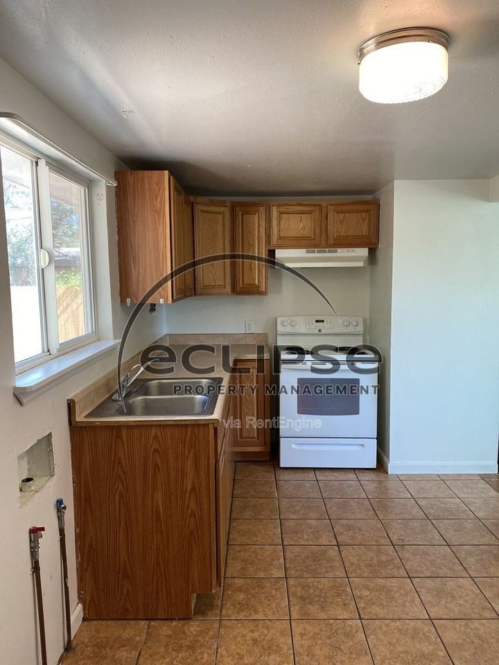 1005 Denver Ave - Photo 2 of 28