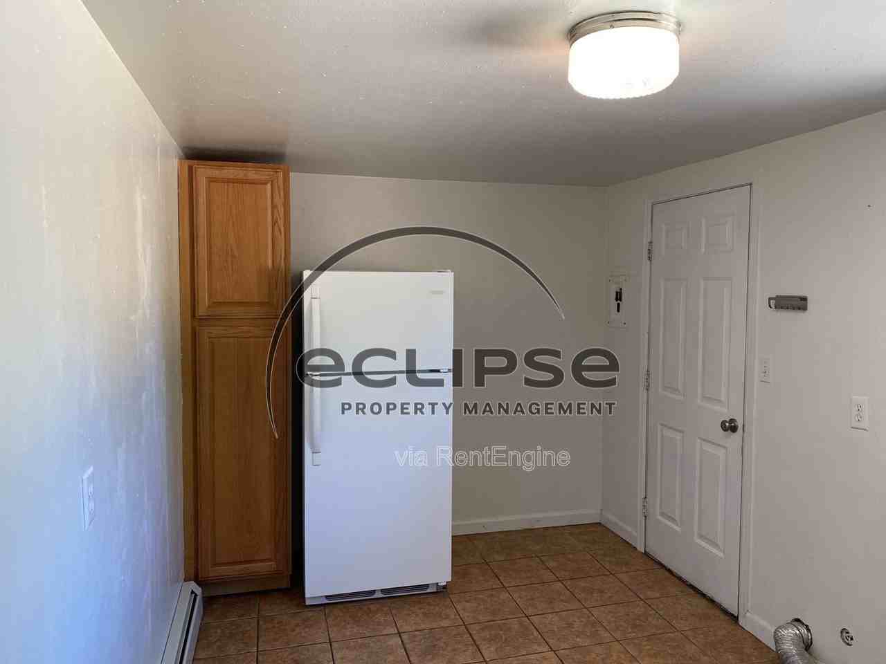 1005 Denver Ave - Photo 4 of 28