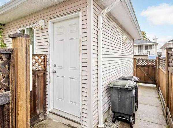 5689 Sprott St - Photo 2 of 13