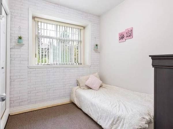 5689 Sprott St - Photo 3 of 13