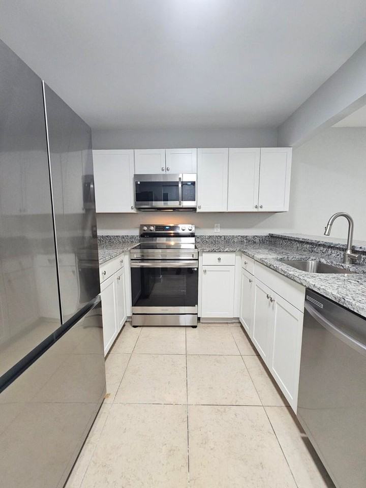 1545 Lake Crystal Dr #D - Photo 5 of 11