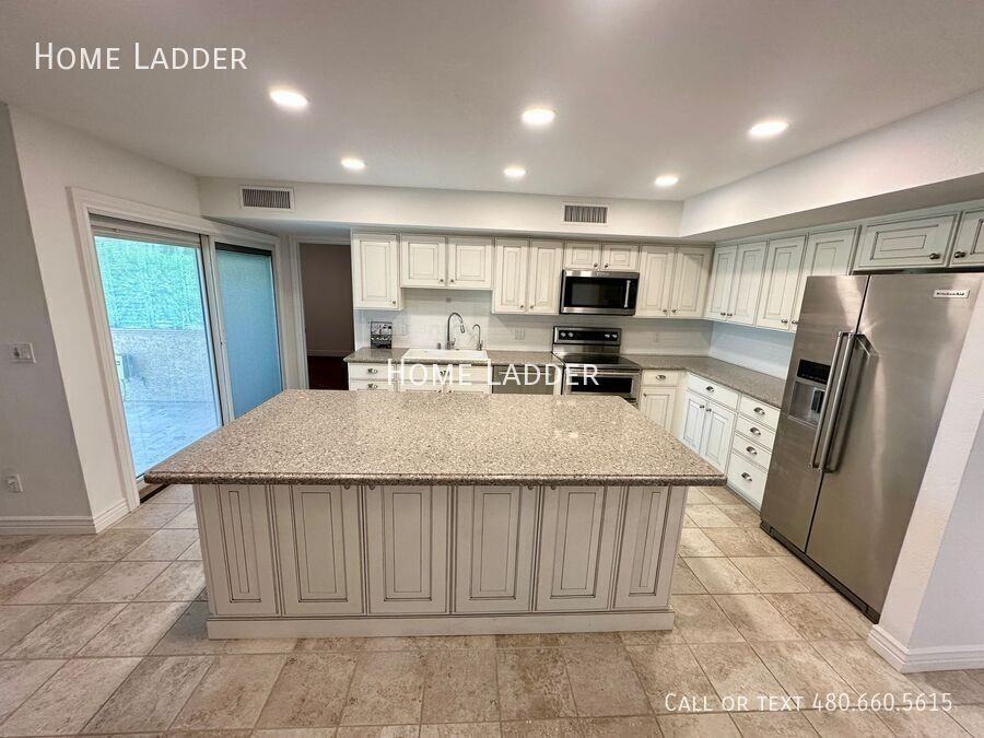 8084 E Del Laton Dr - Photo 3 of 27