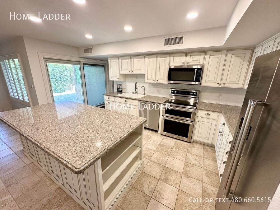 8084 E Del Laton Dr - Photo 4 of 27