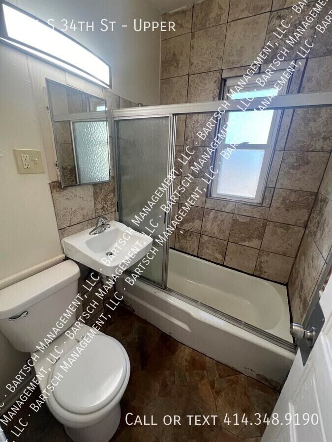 711 S 34th St Uppr - Photo 2 of 9