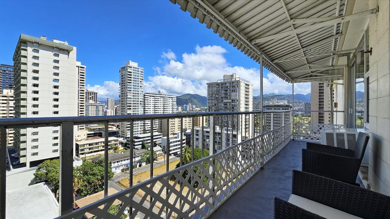 222 Liliuokalani Ave #1403 - Photo 7 of 30