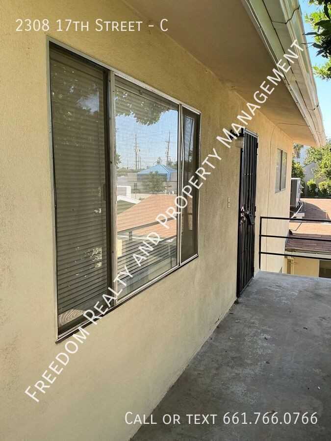 2308 17th St #C - Photo 3 of 11