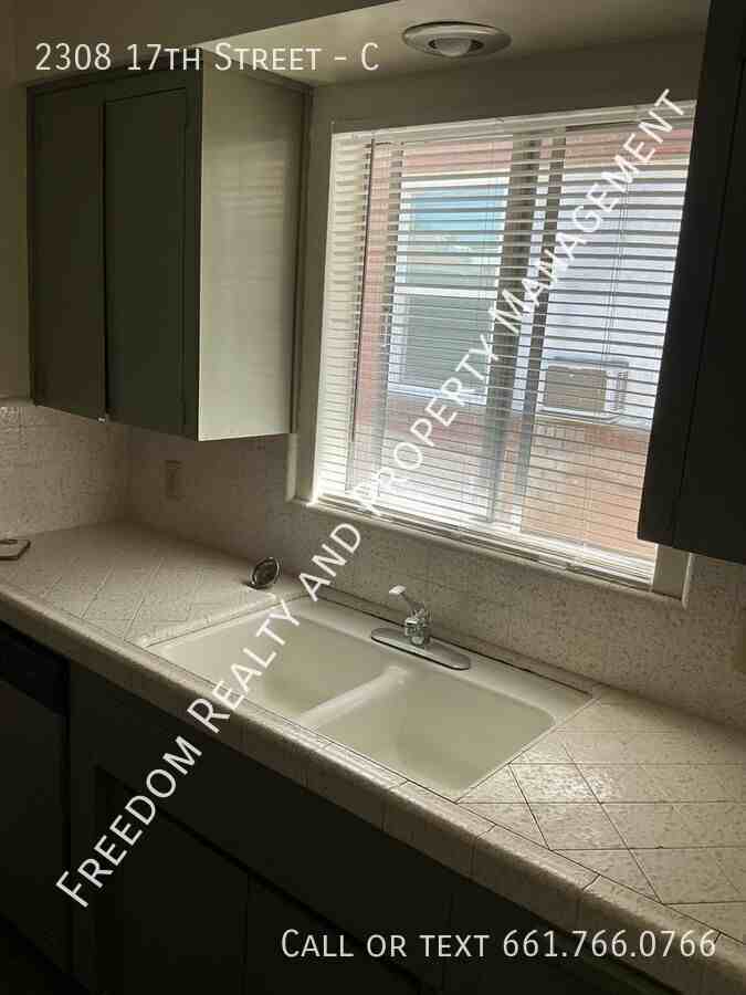 2308 17th St #C - Photo 5 of 11