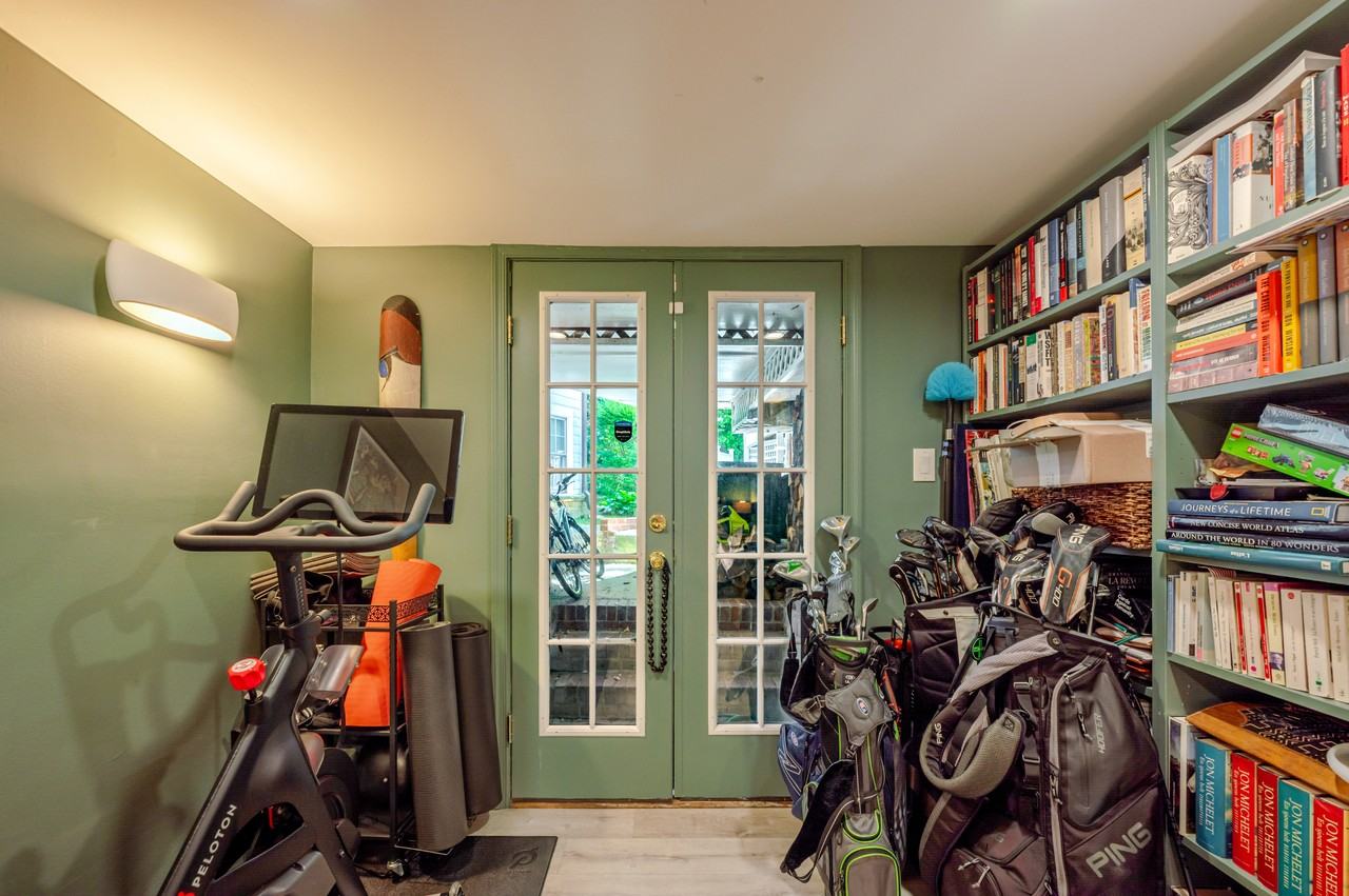 4612 Sedgwick St Nw - Photo 6 of 50
