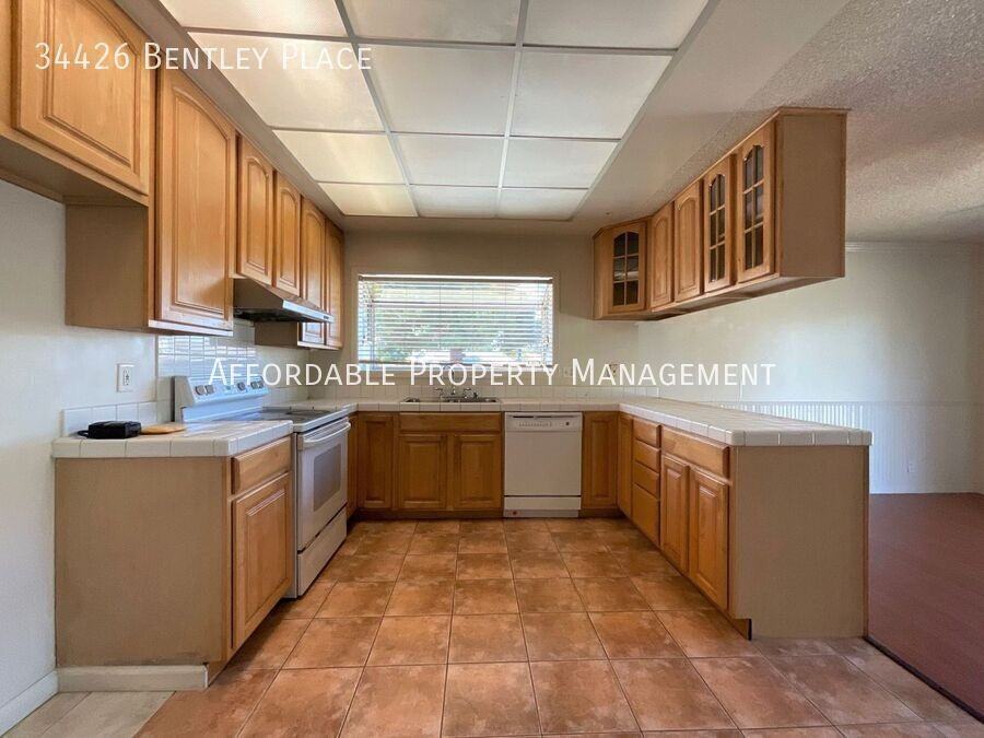 34426 Bentley Pl - Photo 3 of 15