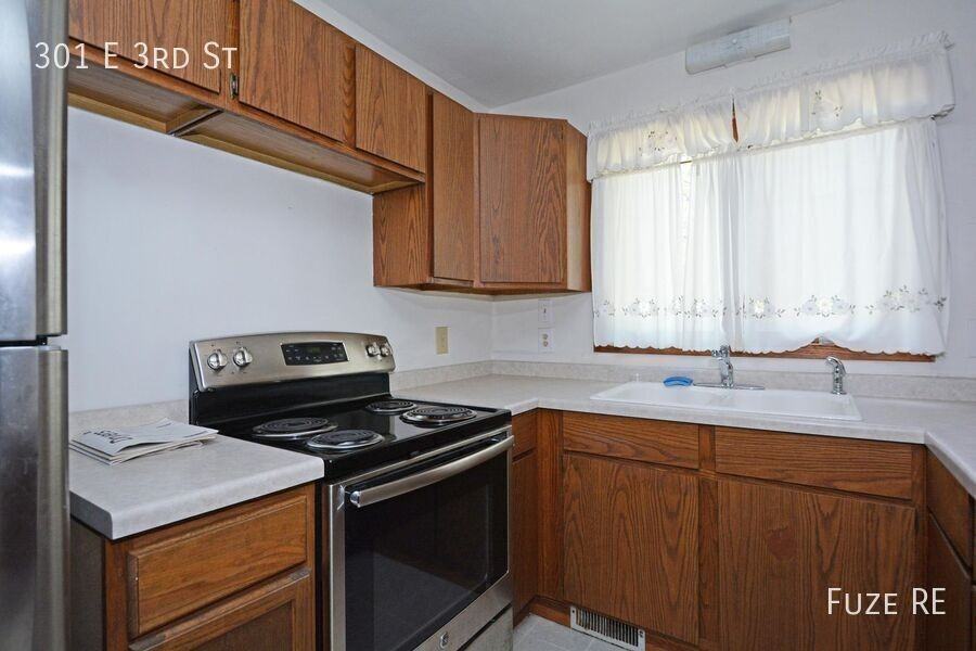 301 E 3rd St - Photo 7 of 15