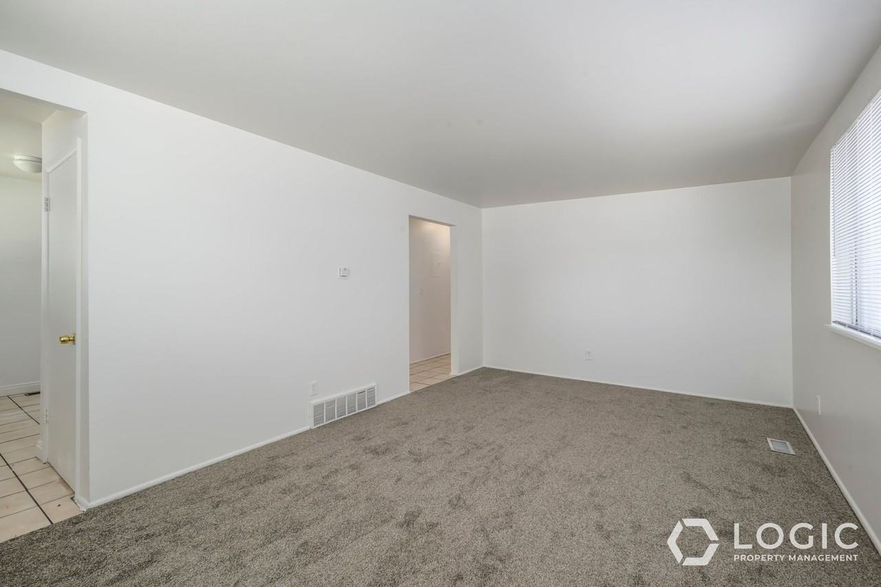 1610 W Ivy Cir #3 - Photo 4 of 11